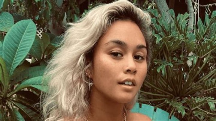 Alessa Holloway in Bathing Suit Shares a Beach Selfie — Celebwell