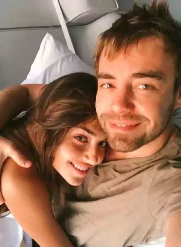 Hande Erçel Husband, Age, Boyfriend, Religion, Family & More